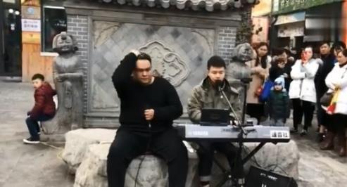 抖音济南宽厚里唱歌的连音社主唱名字图片1